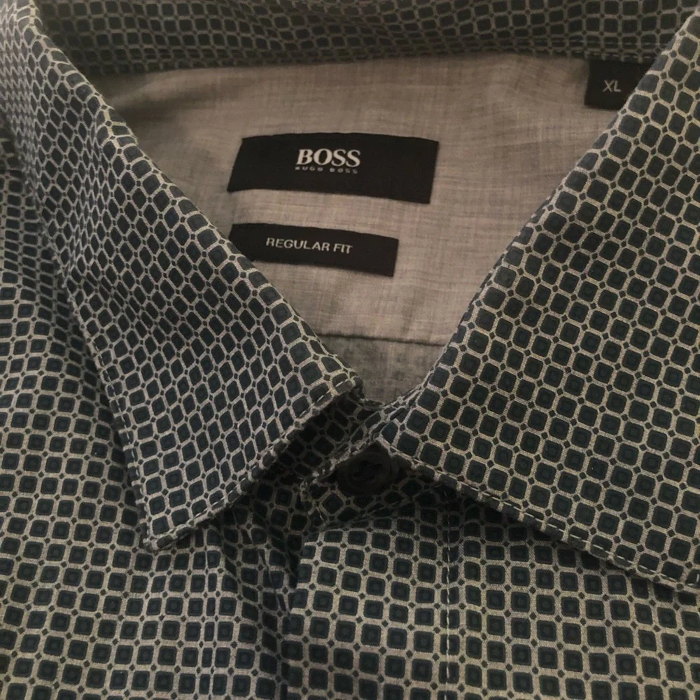 Hugo Boss Regular Fit pattern button down size XL - Picture 5 of 6